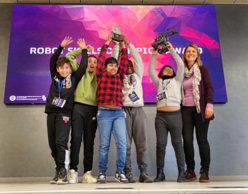 Read more about the article Els equips locals de La Mina triomfen en la competició estatal de robòtica VEX al campus de la UPC