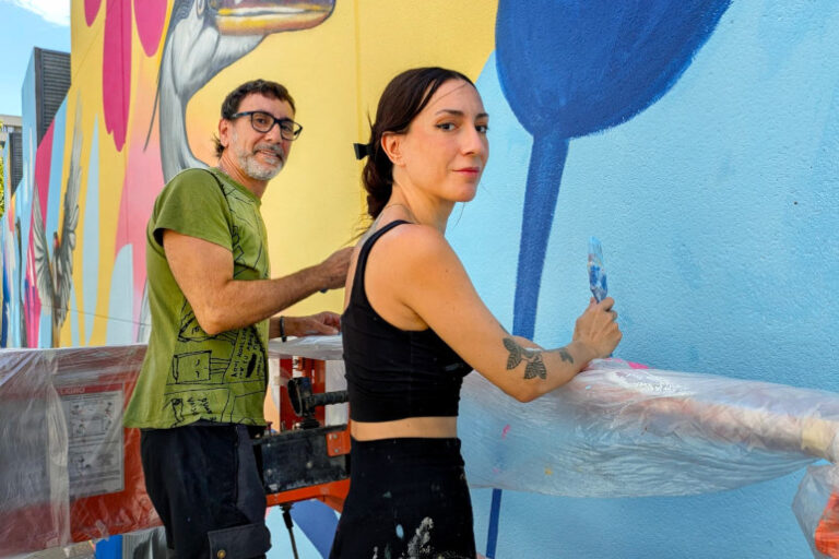 Més informació sobre l'article El Mural dels Ocells avança a molt bon ritme a la façana de l’Escola de La Mina