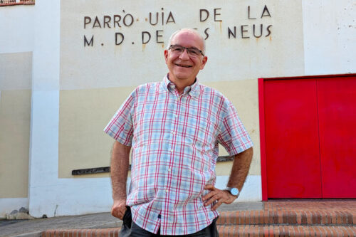 La parròquia de les Neus plena a vessar per agrair a Juanjo Rodríguez els seus 14 anys com a rector del barri