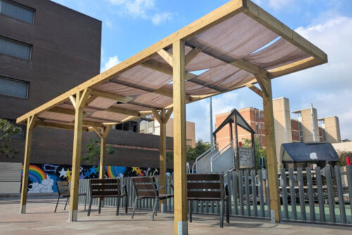 Més informació sobre l'article Nova pèrgola d’ombra al costat del parc infantil davant del CAP de La Mina