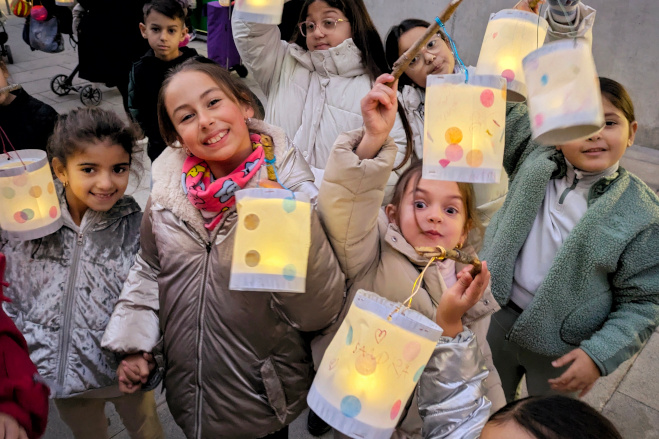 Més informació sobre l'article Els fanalets dels nens i nenes de La Mina il·luminen els carrers del barri en defensa dels seus drets