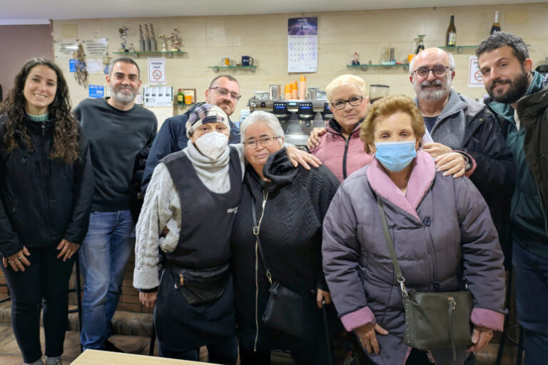 Més informació sobre l'article Paqui Jiménez s’acomiada del bar que ha servit d’oficina i punt de trobada per les veïnes afectades del bloc Venus de La Mina