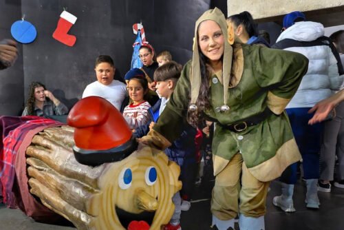 Més informació sobre l'article Un gran Tió arriba a La Mina per celebrar amb gran èxit de participació l’inici de les festes de Nadal