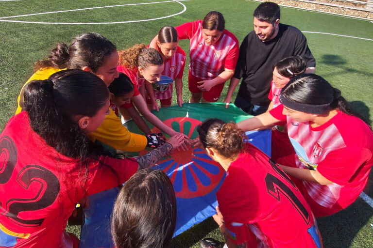 Més informació sobre l'article El CF Tramontana celebra el 8A, dia del Poble Gitano, amb amistosos contra l’AE Ramassà i la policia local de Sant Adrià